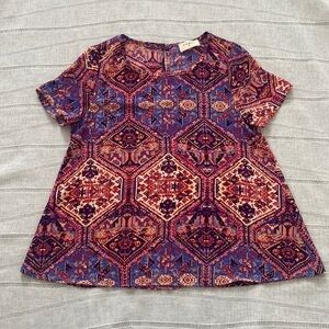 Everly shortsleeved blouse with bright colors and key hole button.